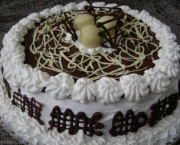 bolo-mousse-de-chocolate-preto-e-branco-com-bombom-f8-109079