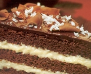 bolo-de-chocolate-com-recheio-cremoso-de-coco-e-cobertura-de-chocolate-meio-amargo-f8-103354