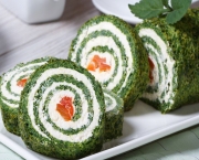 Green roll of spinach and cream cheese slices