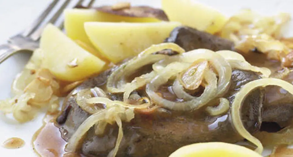 Fígado de boi acebolado, salada, batatas cozidas e fritas