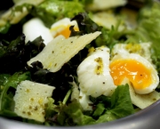Salada de Agrião com Pão Frito e Ovos Poché (9)
