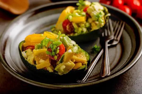 Salada Com Abacate, Pimentão e Tomate