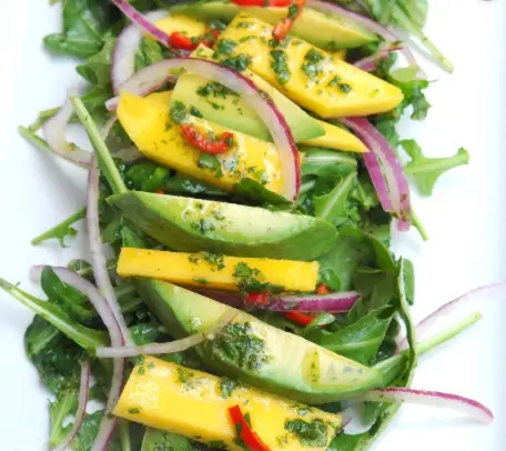 Salada Com Abacate e Cebola Roxa