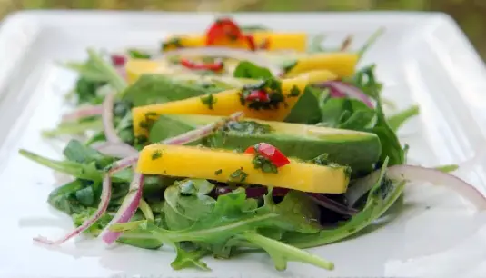 Salada Com Abacate e Rúcula